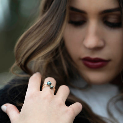 Spiral finger ring with pearls black