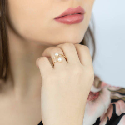 Spiral finger ring with pearls white